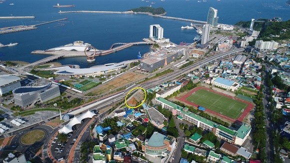 여수고등학교 바로 옆 13층 높이 공동주택 허가신청 부지(노란선 안). = 여수시