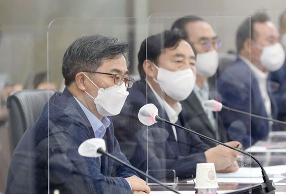 김동연 전 경제부총리는 5일 중소기업중앙회하고 중소기업인 대화를 가졌다. ⓒ 연합뉴스