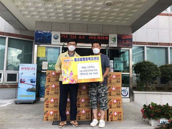 대박수산 옥남일 대표가 독거노인들을 위해 라면을 전달하고 있다. ⓒ 사천시
