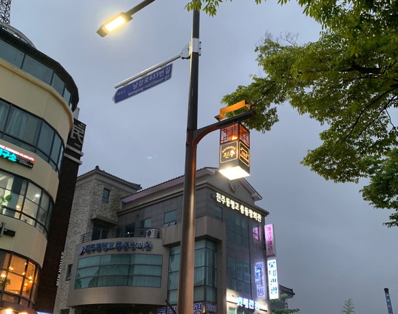 진주시가 설치한 전통이미지 가로등. ⓒ 진주시