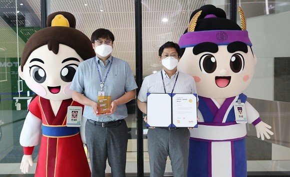 한국수력원자력이 '2021 소셜아이어워드' 공공기관 유튜브 부문에서 지난해에 이어 2년 연속 최고상인 대상을 수상 후 기념촬영을 하고 있다. ⓒ 한국수력원자력