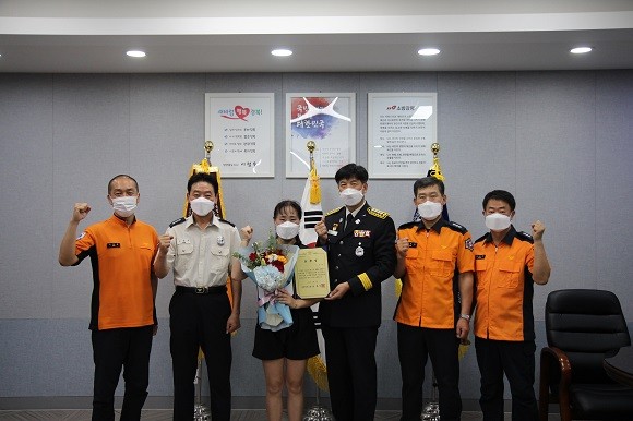 지난 21일 포항시 북구 신흥동의 한 신축공사장에서 발생한 화재현장에서 주변 골목길에 비치된 '보이는 소화기'를 사용해 초기진화에 임하여 연소 확대를 막은 시민유공자 김옥경(여, 47세)에게 표창장을 수여했다. ⓒ 북부소방서