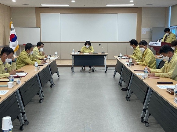 포항시 북구청은 5일 최근 우리 지역에서 목욕탕에 이어 외국인 모임 관련 등으로 코로나19 확진자가 다수 발생함에 따라 코로나19 대응 긴급 읍면동장 회의를 개최했다. ⓒ 북구청