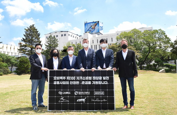 오비맥주는 4일, 오비맥주 이천공장에서 켑코에너지솔루션, 이온어스와 함께 'RE100 자가소비형 태양광 설치 착공식'을 열었다. (왼쪽부터) 오비맥주 구자범 부사장, 오비맥주 나탈리 보르헤스 부사장, 켑코에너지솔루션 배성환 대표, 오비맥주 배하준 대표, 이온어스 허은 대표, 오비맥주 피터 사우어 부사장이 기념 촬영을 하고 있다. ⓒ 오비맥주