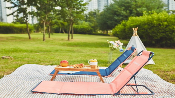 11번가가 투썸플레이스와 함께 기획한 11번가 단독 '피크닉 체어'를 한정 판매한다. © 11번가