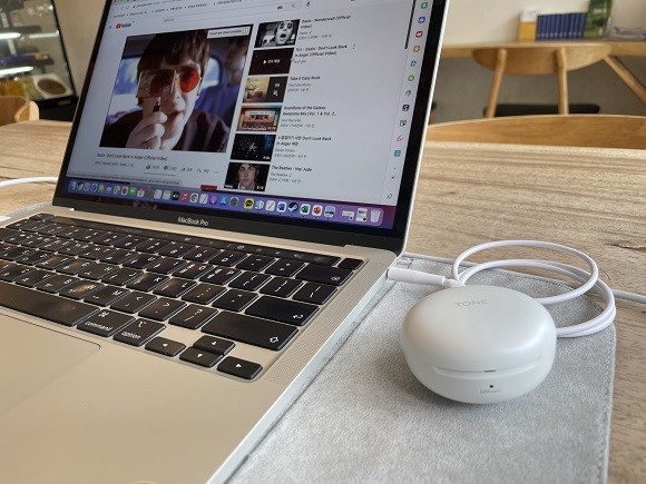 3.5mm AUX단자를 통해 블루투스 연결 없이 사용할 수 있는 플러그 앤 와이어리스 기능은 제품 사용의 확장성을 제공한다. = 강경식 기자