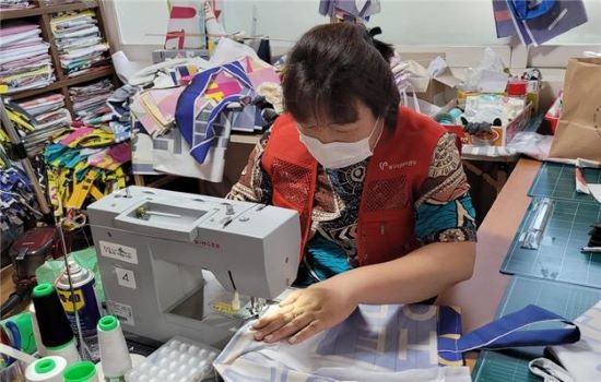 광주 남구 주월2동과 월산동 주민들이 폐현수막을 모아 공유가방을 만들고 있다. ⓒ 광주광역시 남구청