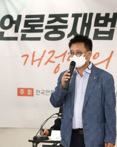 5일 오후 서울 중구 프레스센터 언론노조 대회의실에서 열린 언론중재법 개정안 관련 긴급토론회에서 김동훈 한국기자협회장이 발언하고 있다. ⓒ 연합뉴스