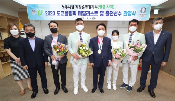 왼쪽부터 네번째 김우진 선수, 한범덕 청주시장, 조은영 선수, 홍승진 양궁 남자대표 감독. ⓒ 청주시