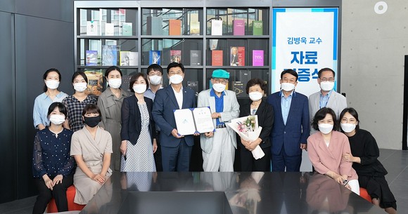 김병욱 충남대 교수는 지난 9일 세종시립도서관에 도서 1만2000권의 도서기부증서와 감사장을 수여 후 기념촬영을 하고 있다. ⓒ 세종시