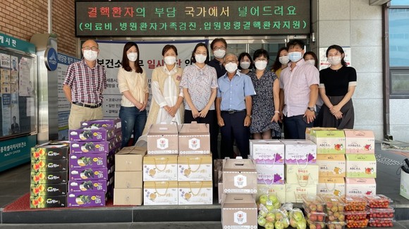 세종시 로컬푸드생산자연합회는 지난 6일 세종시보건소를 방문해 300만원 상당 격려품을 전달 후 기념촬영을 하고 있다. ⓒ 세종시
