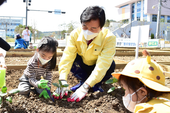 조규일 진주시장이 아이들과 시민 텃밭을 가꾸고 있다. ⓒ 진주시