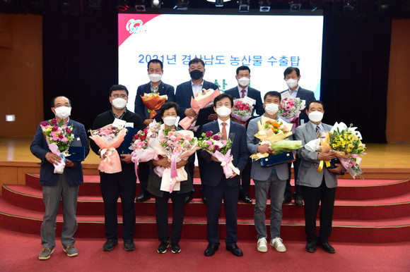 진주시가 농산물 수출탑 시상식을 개최하고 있다. ⓒ 진주시
