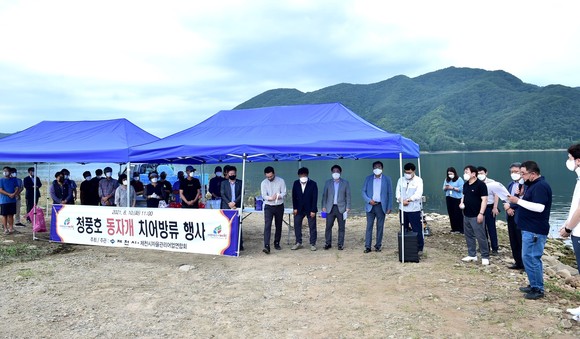 제천시는 지난 10일 자율관리어업공동체연합회와 동자개 치어방류 행사를 개최했다. ⓒ 제천시