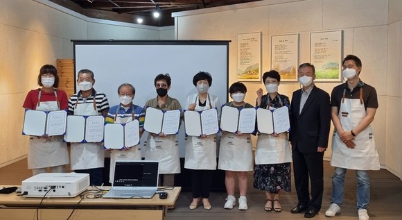 청전동 이음동아리 양성교육 수료식 개최 후 기념촬영을 하고 있다. ⓒ 제천시