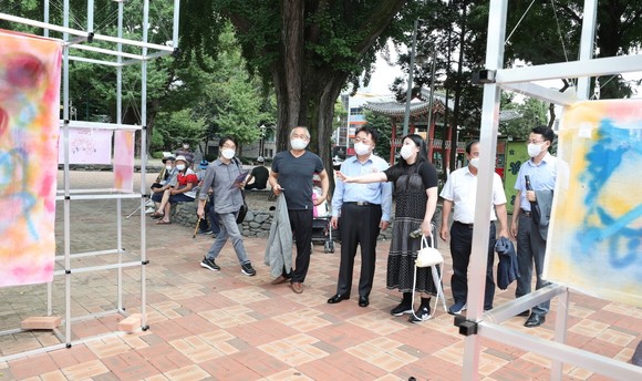 한범덕 청주시장이 대학생 아이디어 공모전에 참가한 학생들을 격려하고 있다. ⓒ 청주시