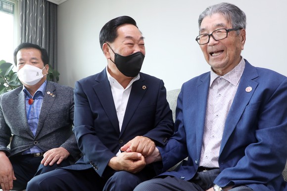 지난 10일 박문희 충북도의장이 광복절 맞이 생존 애국지사를 방문해 위문품을 전달했다. ⓒ 의회사무국