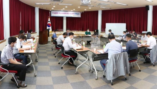 화순군은 10일 K-글로벌 백신 허브화 비전과 전략 추진을 위한 긴급 대책회의를 개최했다. ⓒ 화순군