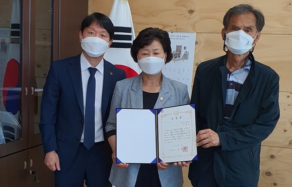 예산군의회 김태금 의원이 광복회로 부터 표창장을 수상 후 기념촬영을 하고 있다. ⓒ 의회사무국