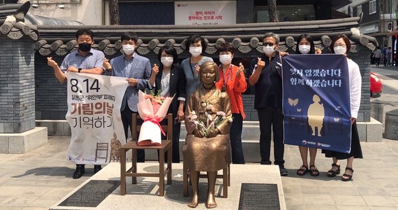 위안부 피해자 기림의 날을 맞아 예산군성폭력상담소는 지난 11일 예산읍 분수광장에 위치한 '예산 평화의 소녀상' 앞에서 기념촬영을 하고 있다. ⓒ 예산군