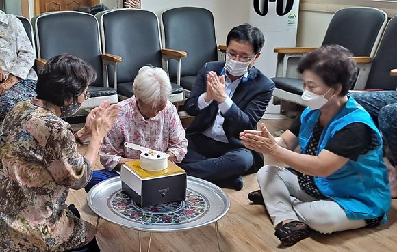 '어르신 생신 축하사절단' 생신 축하 봉사활동 모습. ⓒ 예산군