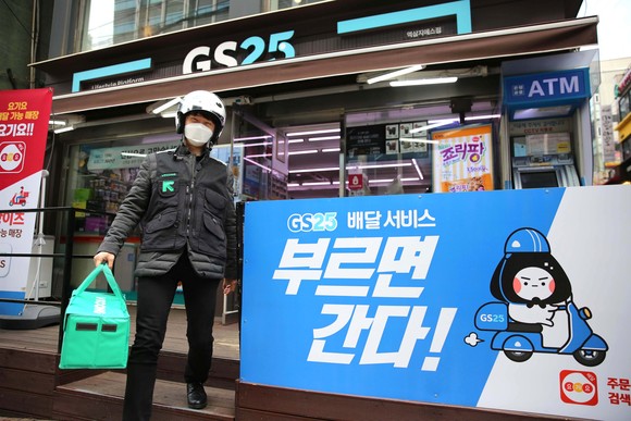 배달 직원이 요기요로 접수된 GS25상품을 받아 점포를 나서고 있다. ⓒ GS리테일