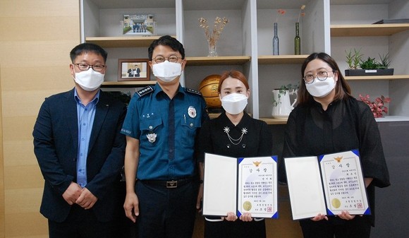 보이스피싱 피해 예방 유공자 국민은행 직원과의 기념촬영을 하고 있다. ⓒ 보령경찰서