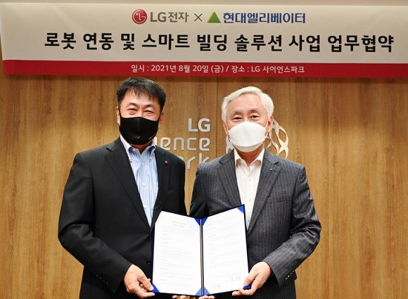 LG전자와 현대엘리베이터가 로봇 연동 및 스마트빌딩솔루션 사업을 위한 업무협약(MOU)을 체결했다. ⓒ LG전자