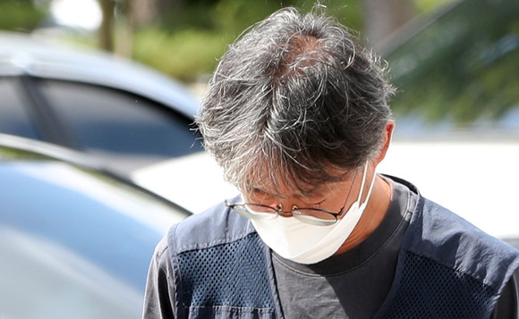 20일 오전, 박준선 민주노총 공공운수노조 조직쟁의 부실장이 감염병의 예방 및 관리에 관한 법률과 집회 및 시위에 관한 법률 위반 혐의로 영장실질심사에 출석했다. ⓒ 연합뉴스