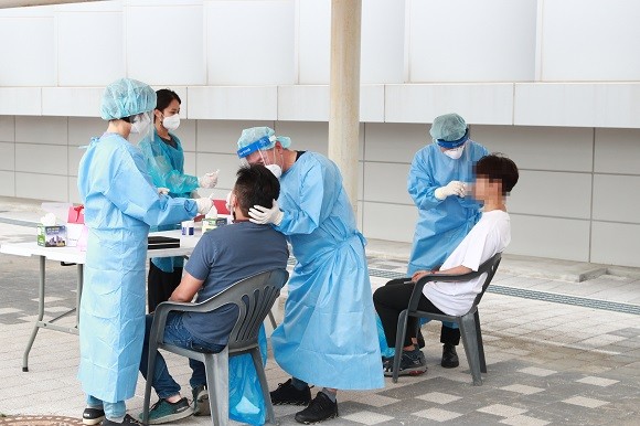 울진군은 코로나19 진단 검사를 위해 방문한 시민의 검체를 채취하고 있다. ⓒ 울진군