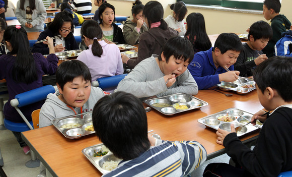 인천지역 초등학생 무상급식이 시작된 2011년 11월2일 인천시 문학초등학교에서 어린이들이 급식을 먹고 있다. ⓒ 연합뉴스