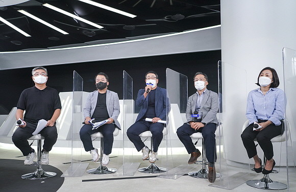 25일 SKT 뉴스룸을 통해 진행된 온라인 간담회에서 유영상 MNO 사업대표가 질문에 답변하고 있다. (왼쪽부터) 윤재웅 구독마케팅 담당, 한명진 구독형상품 CO장, 유영상 MNO 사업대표, 이상호 11번가 대표, 예희강 크리에이티브 커뮤니케이션 그룹장. © SKT