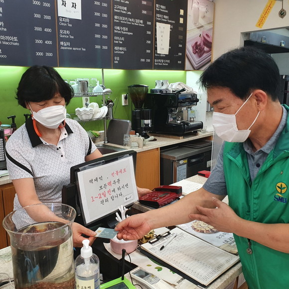 벌용동새마을지도자협의회가 소상공인 희망 선 결제 캠페인에 동참하고 있다. ⓒ 사천시