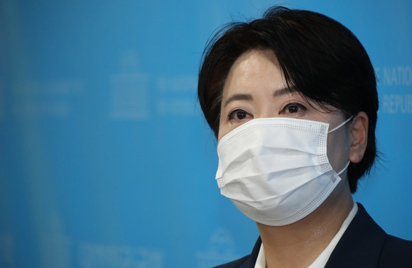 윤희숙 국민의힘 의원이 25일 서울 여의도 국회 소통관에서 의원직 사퇴를 선언했다. ⓒ 연합뉴스