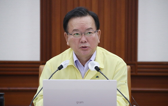 27일 정부서울청사에서 열린 코로나19 대응 중앙재난안전대책본부 회의에서 발언하고 있는 김부겸 국무총리. © 연합뉴스