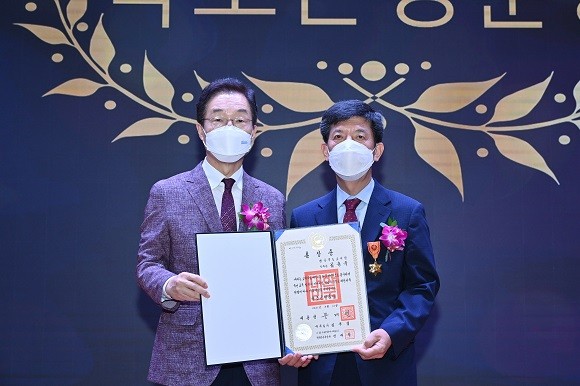 경북교육청은 27일 웅비관과 화백관에서 8월말 퇴직 교원 훈포장 전수식을 개최했다. ⓒ 경북교육청