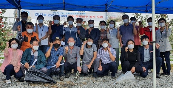 경북 영주시는 27일 과수농가의 이상기후에 대처하기 위해 미세살수 농가보급형 사업 현장평가회를 개최 후 기념촬영을 하고있다. ⓒ 영주시청
