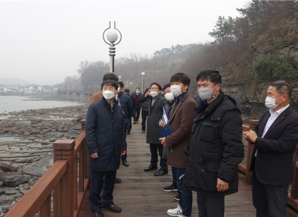 지난 설 명절을 대비해 격포항 일대를 순회하며 합동점검을 하는 모습. ⓒ 어촌어항공단