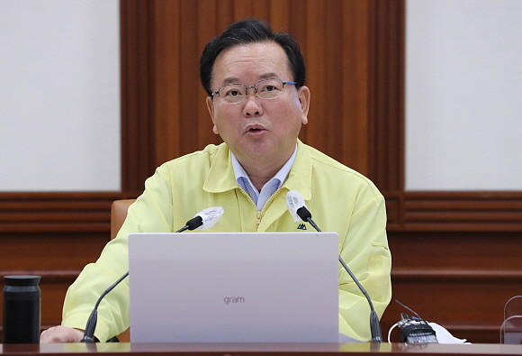 29일 정부서울청사에서 주재한 코로나19 대응 중앙재난안전대책본부 회의를 주재하고 있는 김부겸 국무총리. © 연합뉴스