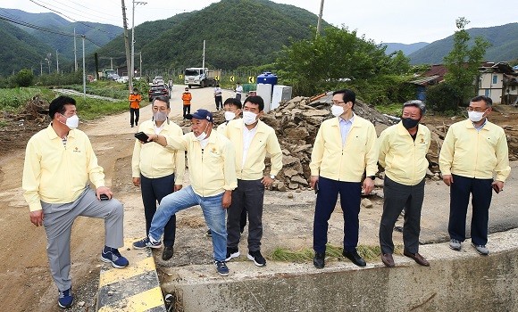 경상북도의회 건설소방위원회(위원장 박정현, 고령)는 30일 태풍 '오마이스'와 집중호우로 인해 제방과 도로가 유실된 영천시 자양면, 포항시 죽장면 일원을 방문해 피해현황을 점검하고 신속한 피해 복구를 당부했다. ⓒ 경북도의회