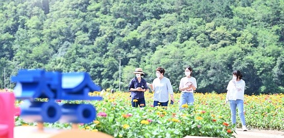 '산소카페 청송정원'의 정식 개장일인 9월1일 이전 임에도 불구하고, SNS 입소문을 타고 관광객들과 지역 주민들의 발길이 이어지고 있다. ⓒ 청송군청
