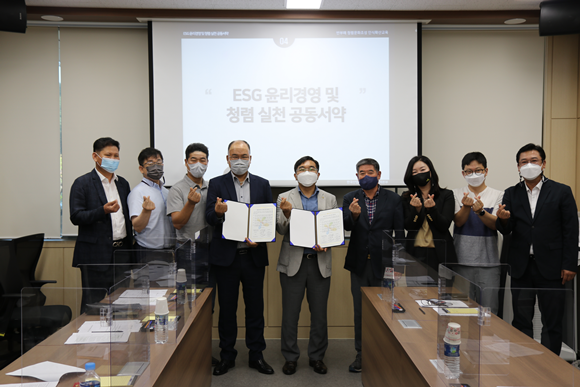 지역 내 자율형 MC(미니 클러스터) 회원사와 함께 ESG·윤리경영과 청렴 실천을 다짐하는 공동 서약식을 가졌다. ⓒ 산단공 전남본부