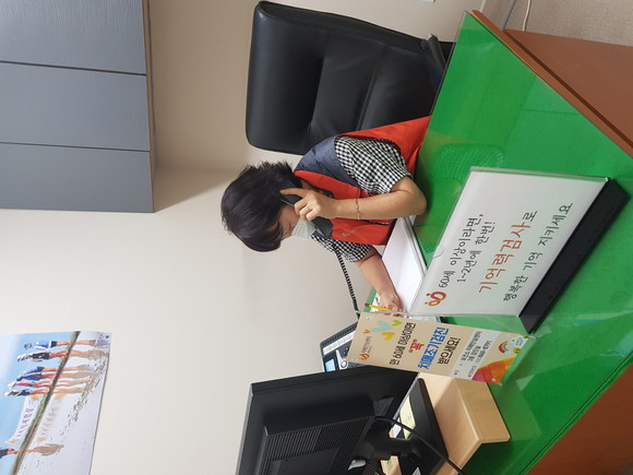 치매안심센터가 고위험 어르신 개별 전화 통화를 하고 있다. ⓒ 남해군