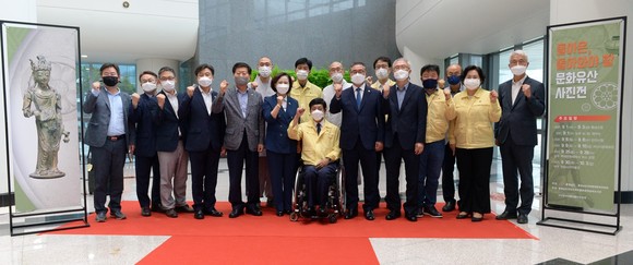 도는 지난 1일 도청 1층 로비에서 이우성 문화체육부지사, 김연 충남국외소재문화재실태조사단장, 김명선 도의회 의장 등이 참석한 가운데 '돌아온, 돌아와야 할 문화유산 사진전·홀로그램 전시' 개막식을 개최했다. ⓒ 충남도