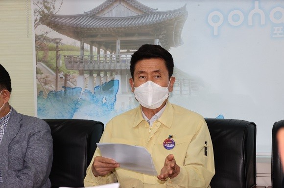 이강덕 포항시장이 지난 1일 시청 기자실을 방문해 제12호 태풍 '오마이스'와 연이은 집중호우로 유사 이래 가장 크고 광범위한 폭우 피해를 입은 죽장면을 특별재난지역으로 조속히 선포해 줄 것을 강력하게 건의했다. ⓒ 포항시