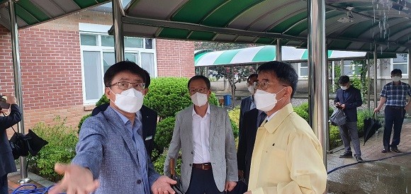 포항교육지원청 신동근 신임 교육장이 태풍 오마이스로 피해를 입은 서포중학교와 포항보건고등학교를 방문했다. ⓒ 포항교육지원청