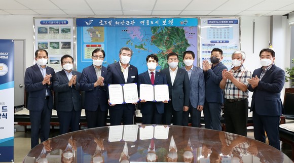 보령시는 지난 1일 NH농협은행과 코로나 상생 국민지원금 선불카드 발행 협약을 체결 후 기념촬영을 하고 있다. ⓒ 보령시