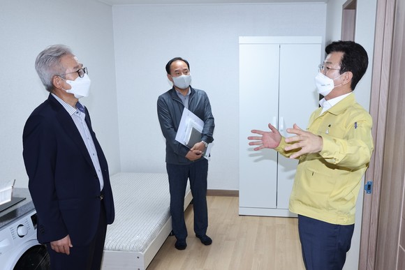 허태정 대전시장은 지난 2일 대전도시공사 관계자와 함께 오정동 청년매입임대주택을 방문해 관리실태에 대해 듣고 있다. ⓒ 대전시