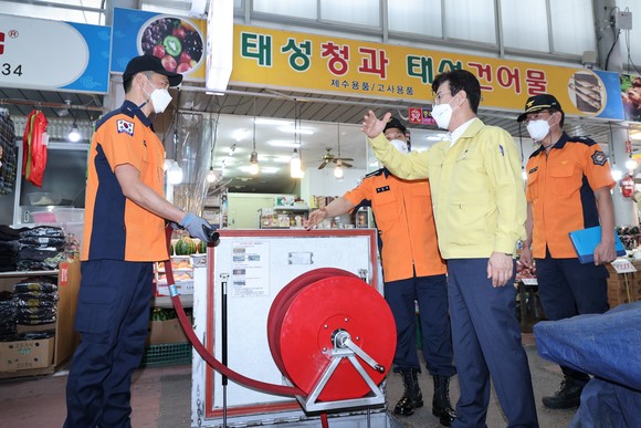 허태정 시장이 지난 2일 중리전통시장을 찾아 특별 안전점검을 실시하고 있다. ⓒ 대전시