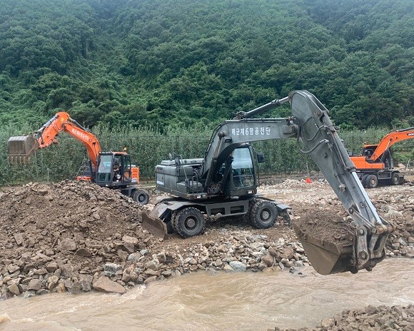 해군 제6항공전단 장병들이 태풍으로 피해를 입은 포항시 죽장면 일대에서 무너진 하천 준설 사면 보강을 지원했다. ⓒ 해군 제6항공전단